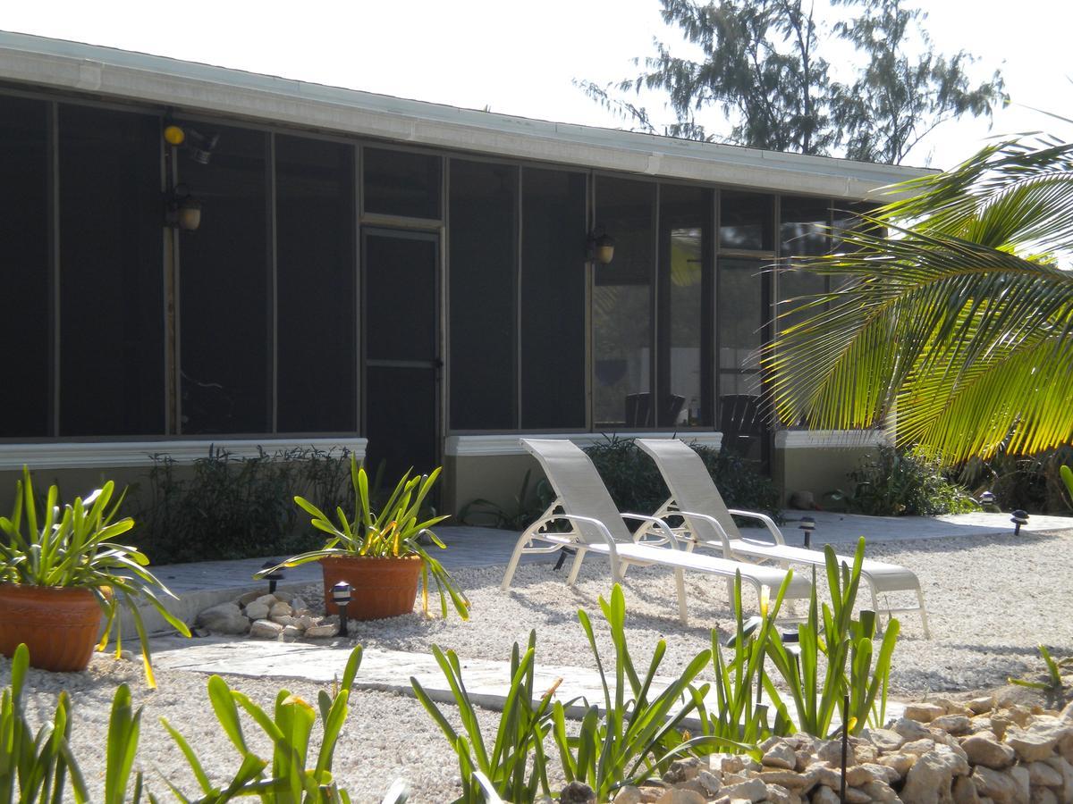 Hollywood Beach Suites Turks And Caicos Whitby Exterior photo