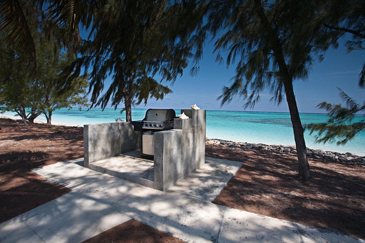 Hollywood Beach Suites Turks And Caicos Whitby Exterior photo